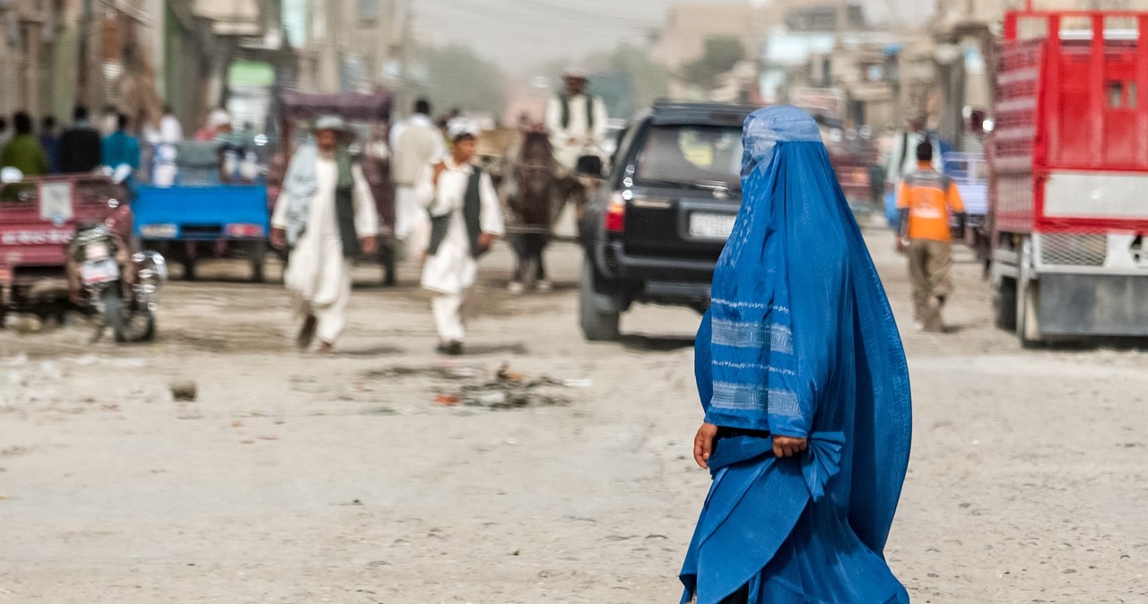 Afganistan: Lider talibów zapowiada kamienowanie kobiet za cudzołóstwo