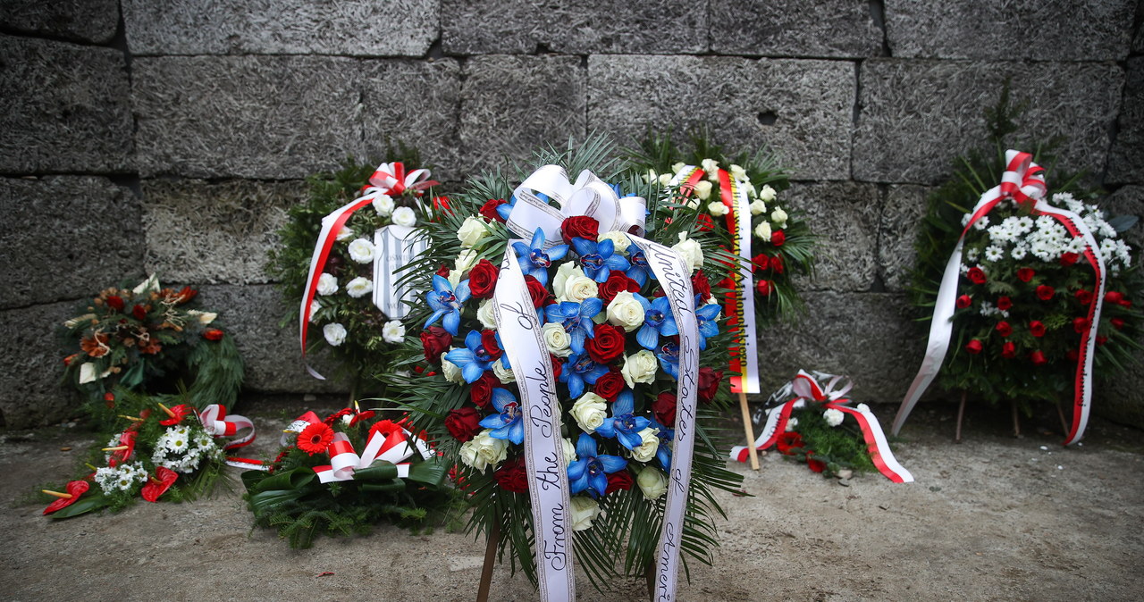 Byli więźniowie Auschwitz złożyli kwiaty pod Ścianą Straceń