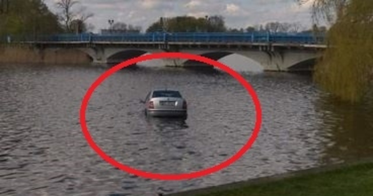  Samochód stoczył się do jeziora [ZDJĘCIA]