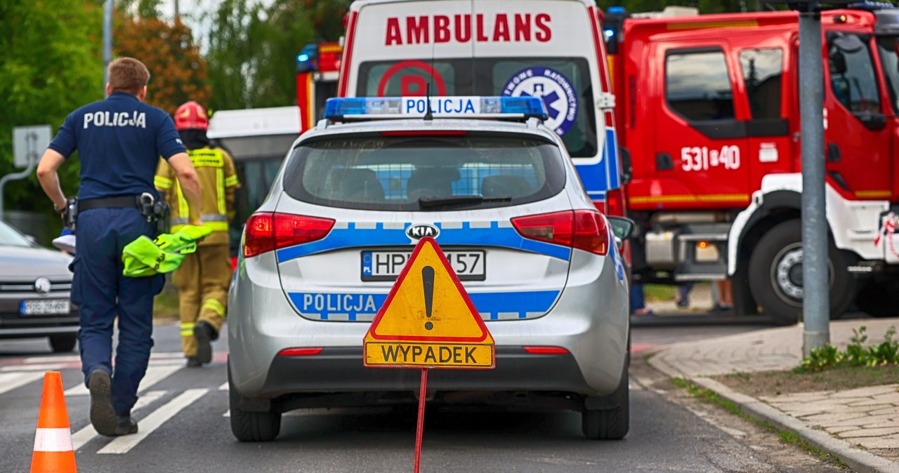 Groźny wypadek w Krakowie. Auto uderzyło w sygnalizację świetlną