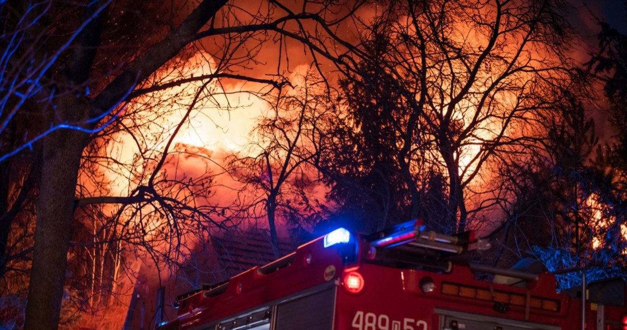 Pożar hali w Sulechowie. Z ogniem walczyło kilkudziesięciu strażaków