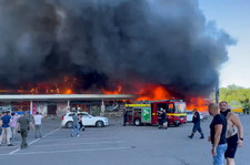 Rosjanie ostrzelali centrum handlowe w Krzemieńczuku. Wiele ofiar