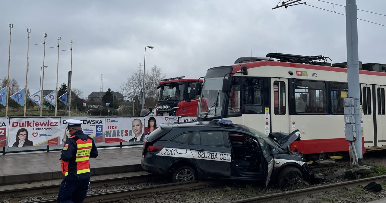 Zderzenie tramwaju z autem Służby Celno-Skarbowej. Są ranni
